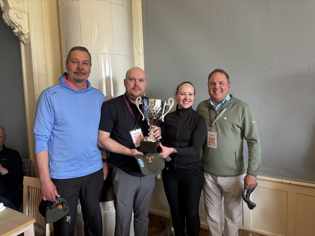 Golf-turnauksen voitti Team GRK, johon kuuluvat Jyrki Saalasti (vas.), Teemu Happonen, Laura Järvinen ja Antti Saukkonen.